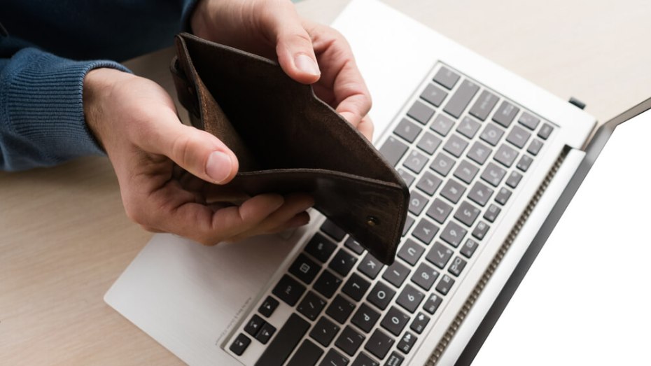 적은 월급으로 간신히 먹고 사는 사람의 지갑