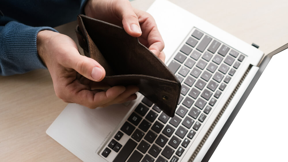 적은 월급으로 간신히 먹고 사는 사람의 지갑