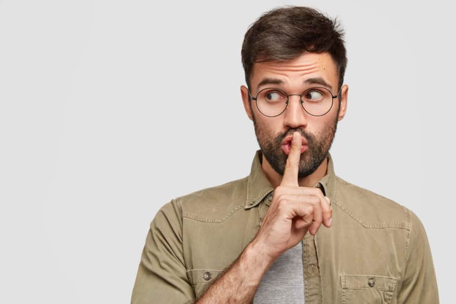 조용히 하라는 제스처를 취하고 있는 남성