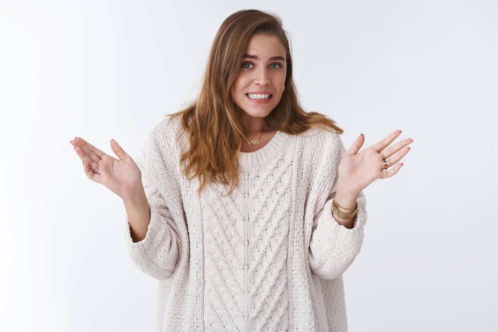 미안 표정으로 조심스럽게 자신의 의사 표현을 하는 여성