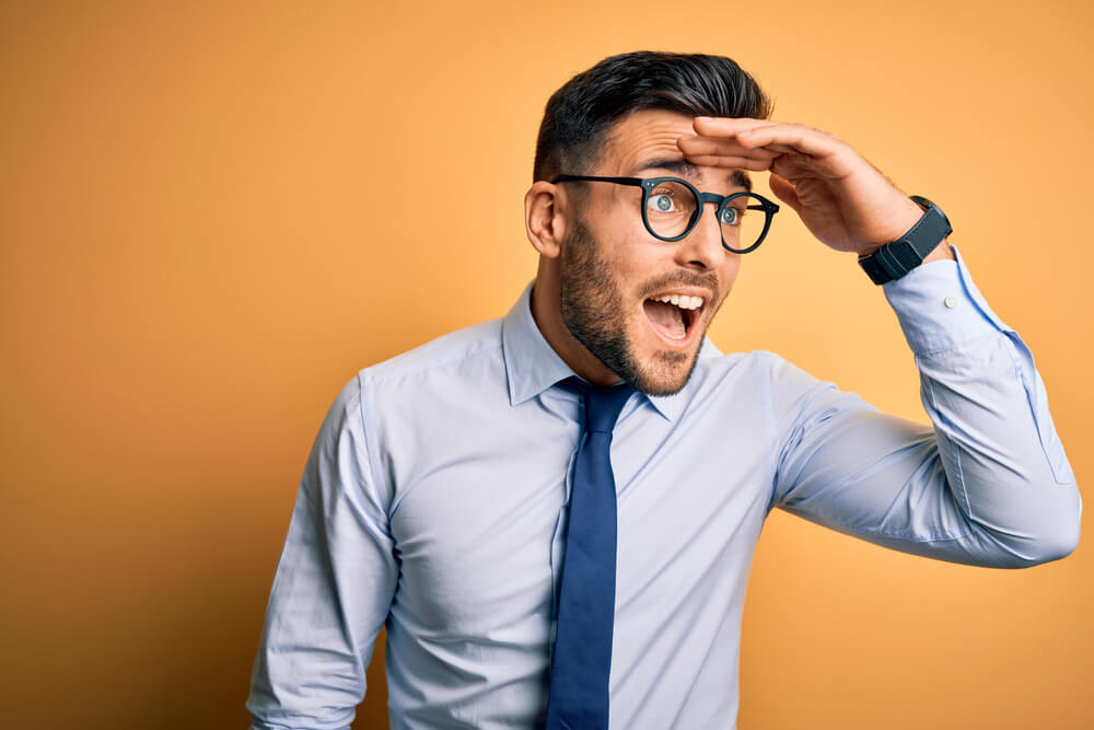 무언가를 보고 있는 남성