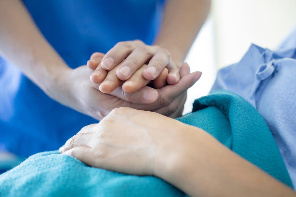 공감의 의미로 손을 꼭 쥐고 있는 사람