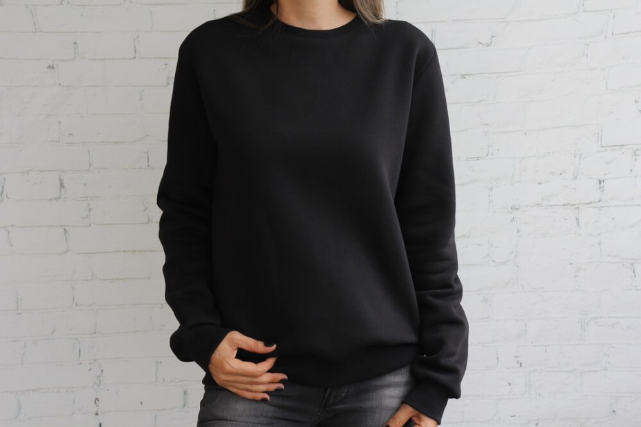 맨투맨을 입고 있는 여성의 모습