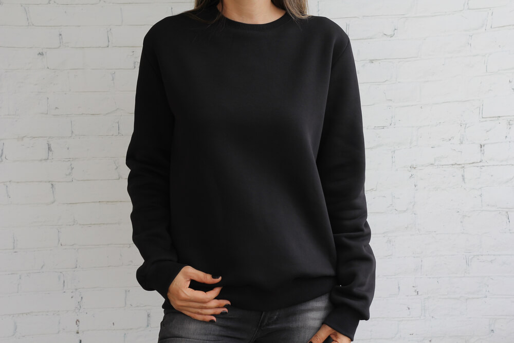 맨투맨을 입고 있는 여성의 모습