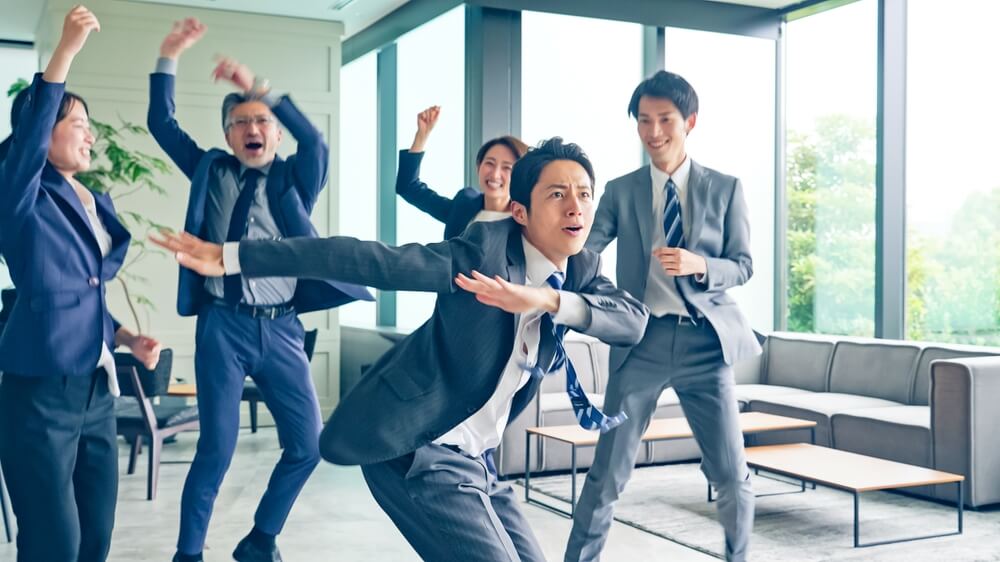 회사에서 춤을 추며 야단 법석인 사람들