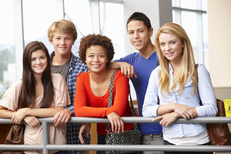 각각 다른 학년의 학생들이 한자리에 모여있다