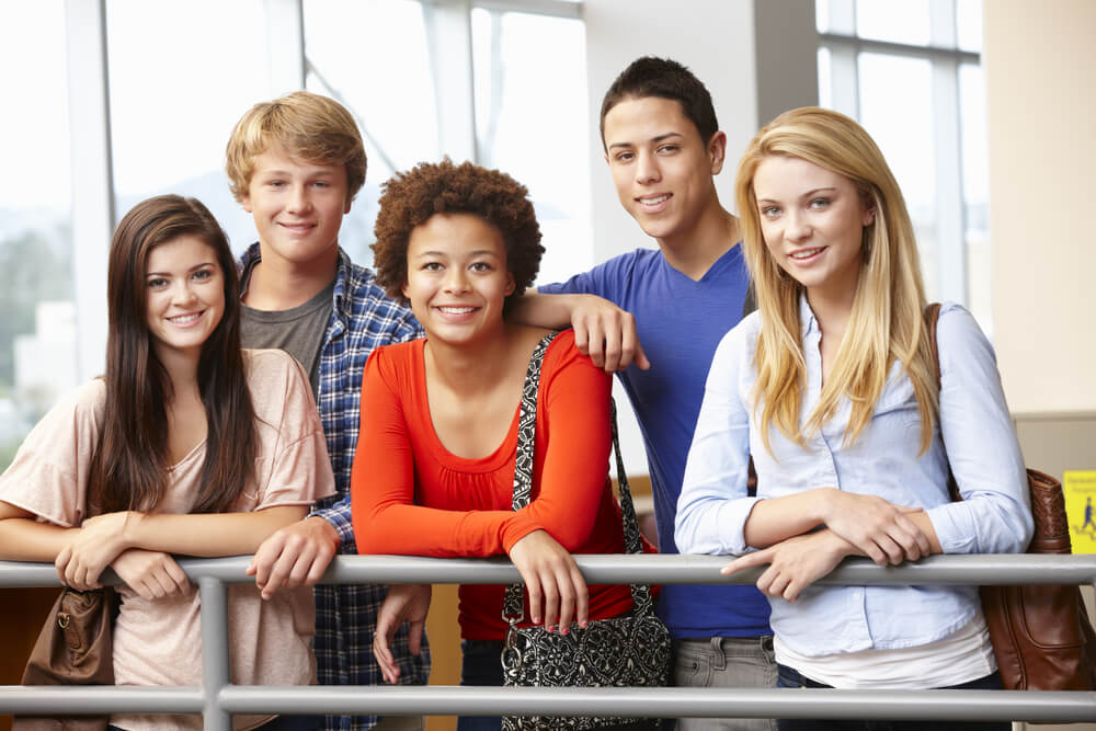 각각 다른 학년의 학생들이 한자리에 모여있다