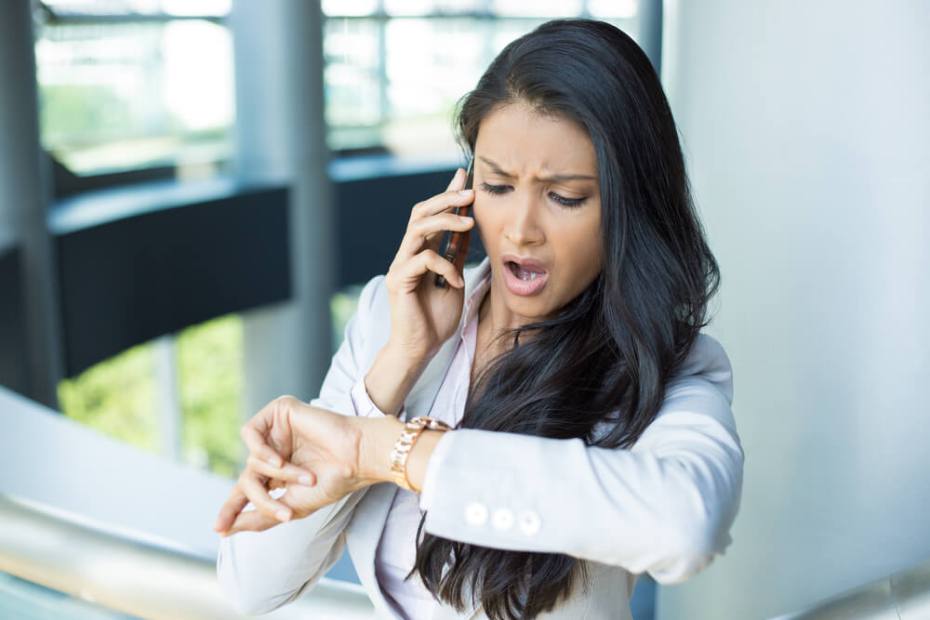 정신 없이 바빠보이는 여성