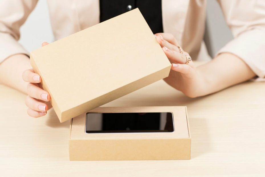 새 핸드폰의 포장을 뜯고 있는 모습