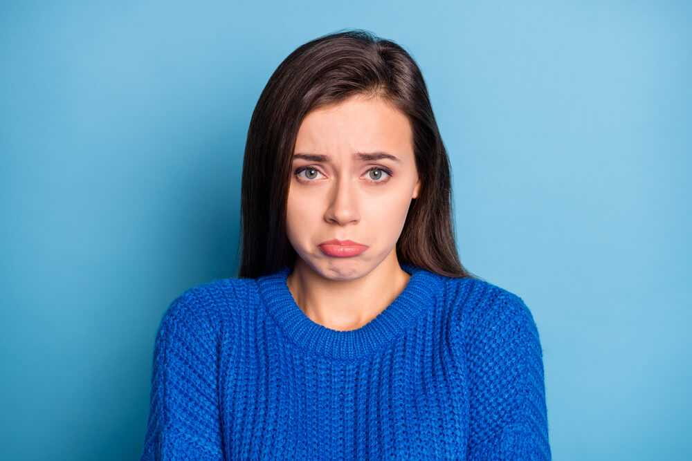 어쩔 수 없어서 체념한 표정의 사람