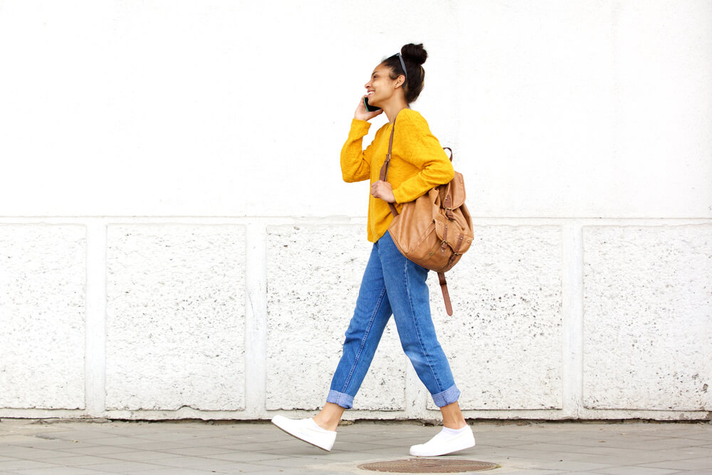 한 여학생이 가방을 들고 집에 가고 있다
