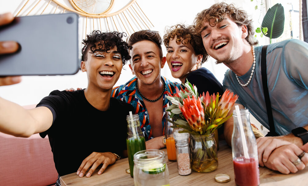 친화력이 좋아서 사람들과 놀기 좋아하는 친구