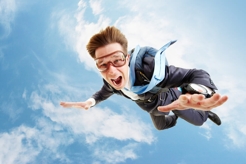 정장을 입은 사람이 하늘을 빠르게 날고 있다