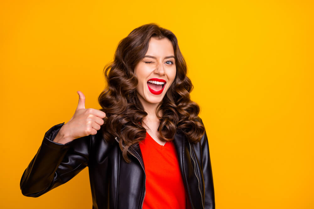 의견에 동의한다는 뜻으로 엄지를 들고 있는 여성