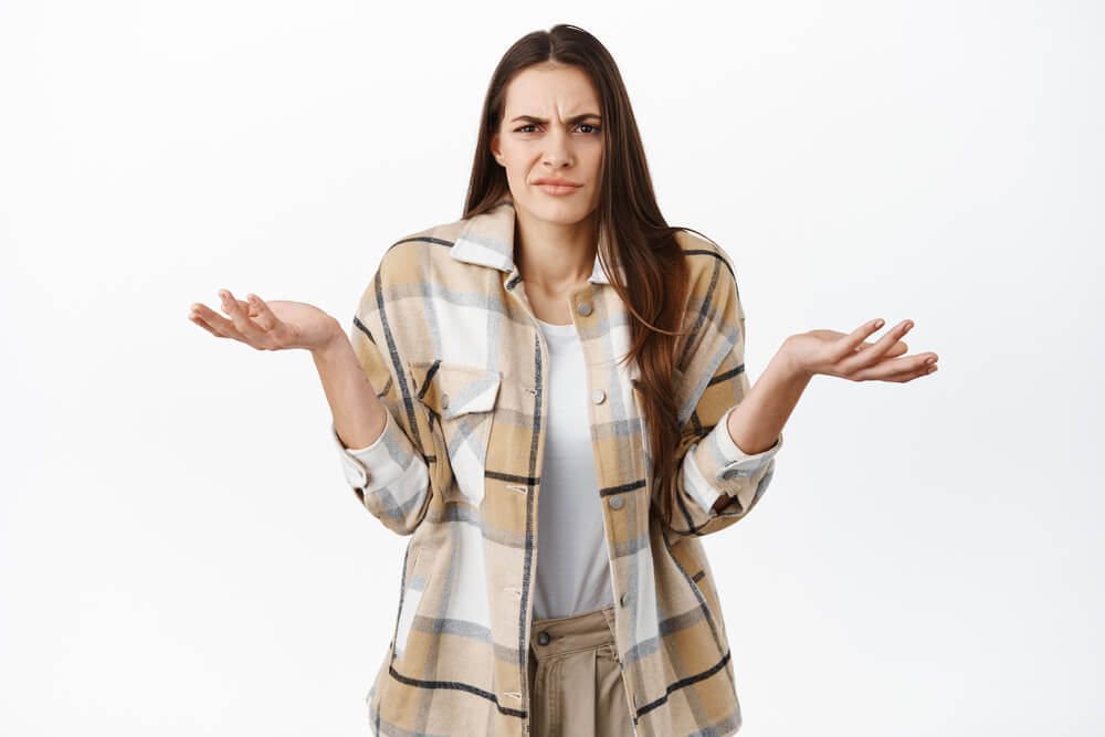어이가 없다는 듯한 표정의 여성