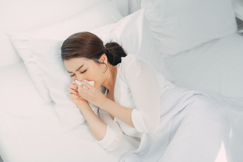 감기로 인해 코가 막힌 여성의 모습