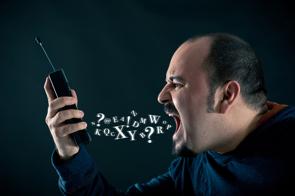 전화로 욕설을 퍼붓고 있는 남성