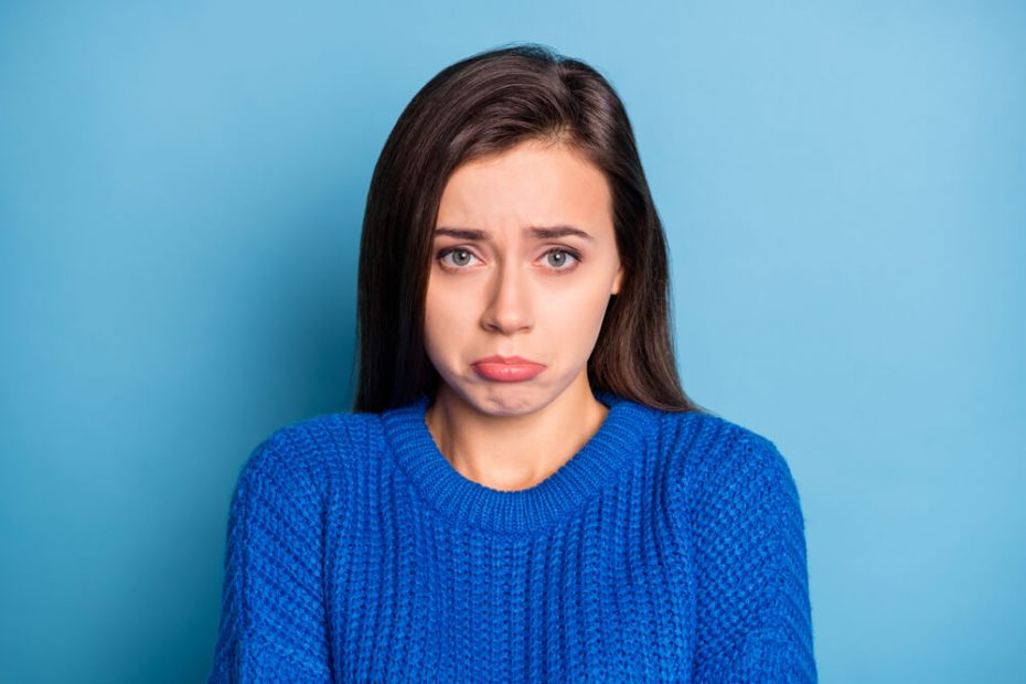 어쩔 수 없어서 체념한 표정의 사람