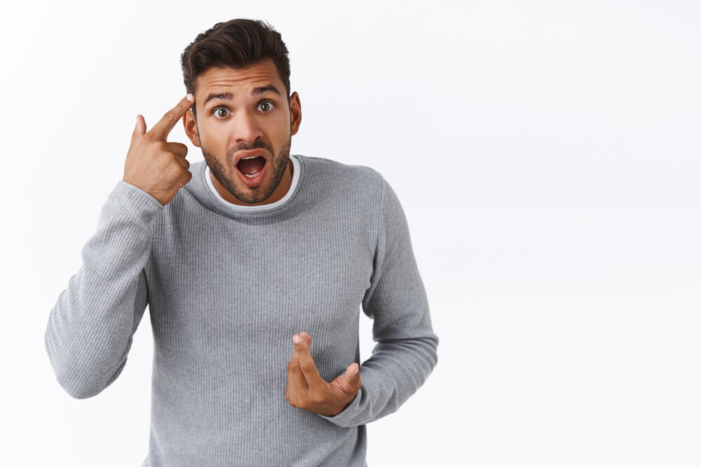 친구에게 정신 나갔냐고 혼내는 사람