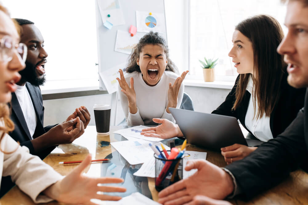 회사에서 회의를 하다가 다들 산만해졌을 때 정신 차려 외치는 동료