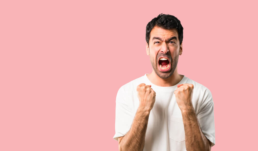 화가 나서 고함을 지르고 있는 남성