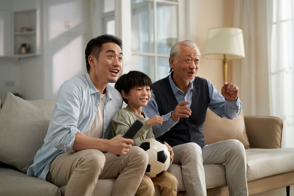 월드컵을 보면서 우리나라 팀을 응원하는 가족