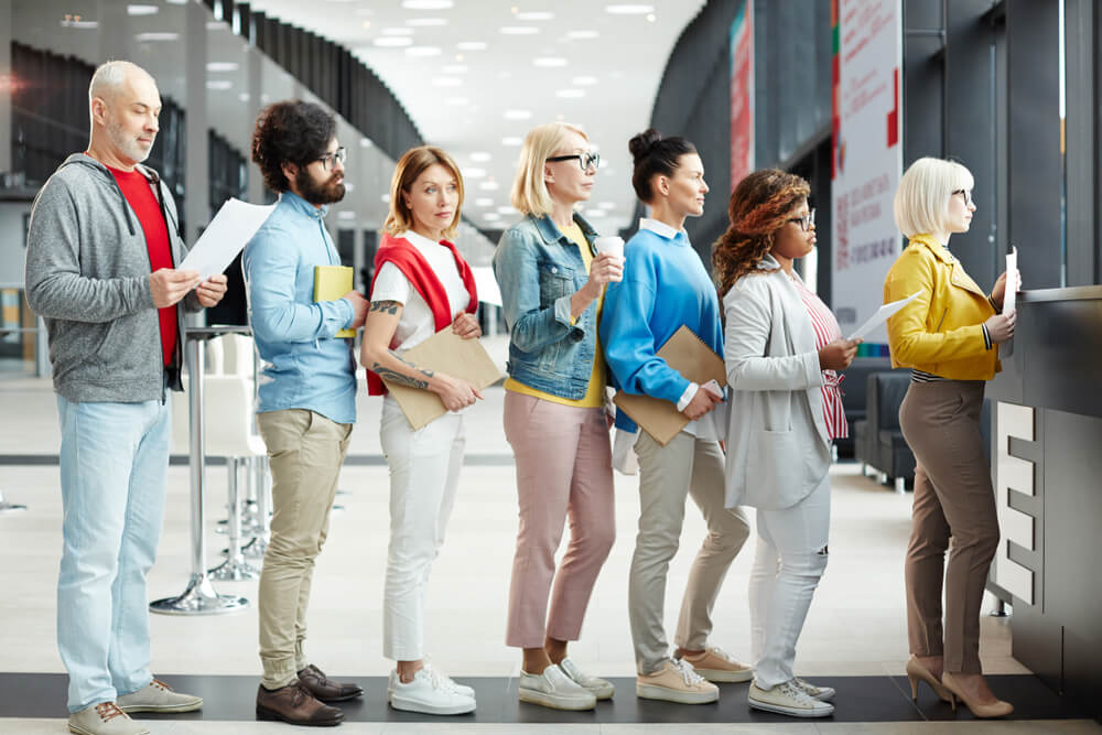 앞 사람에게 여기 줄 서신 거예요? 물어보는 사람