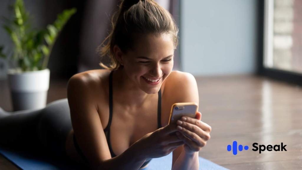 Mujer siguiendo la guía paso a paso para descargar Speak.