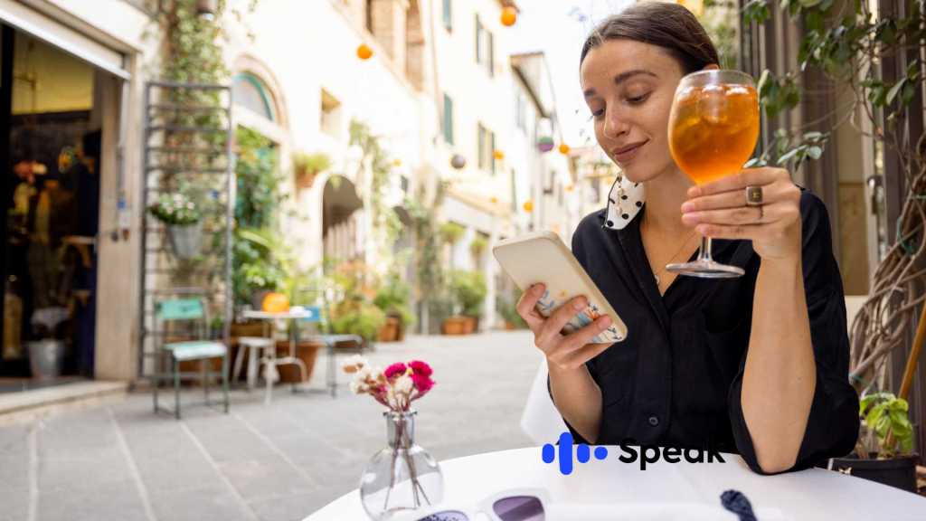 Chica buscando cuáles son las aplicaciones de inteligencia artificial con su telefono