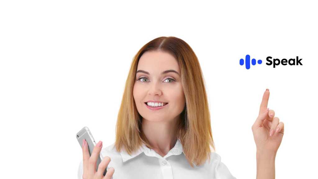 Mujer con un celular señalando speak, la app para aprender ingles fácil y rápido.