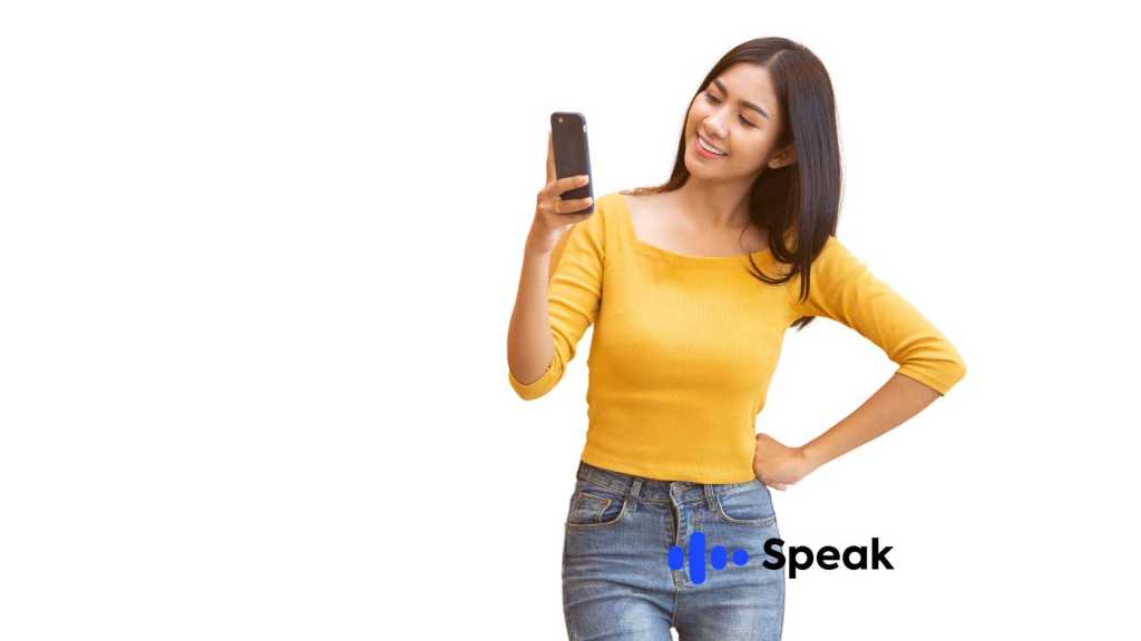 Persona preguntandose "Cómo se pronuncia "the" en inglés" con su celular en la mano.