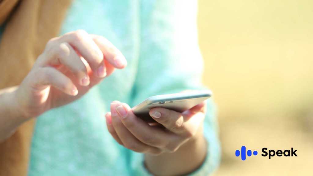 Imagen de un celular con una persona aprendiendo como se dice en inglés la palabra que busca