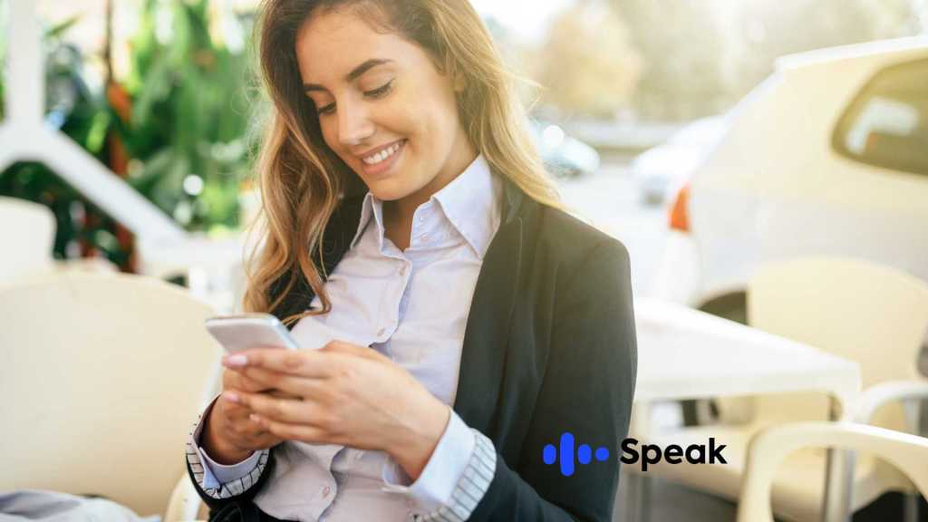 Chica experimentando charlar en inglés con máquinas.